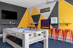 Sauna | Game Room | EV Charger | 5 min to Downtown